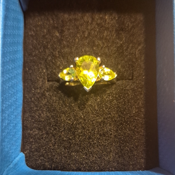 JTV Jewelry - Elegant Silver and Green Gemstone Ring